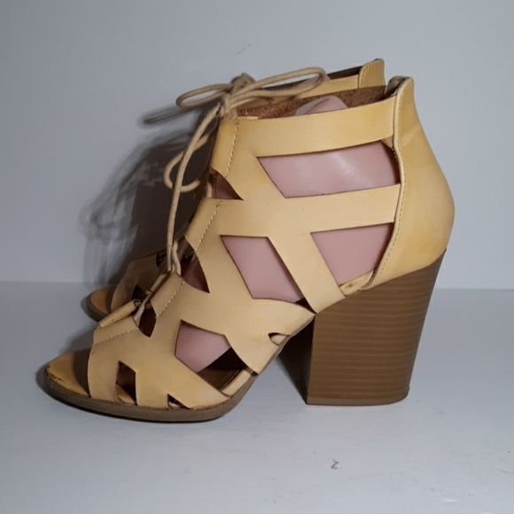 Charlotte Russe yellow heels sandals 8 - Picture 3 of 9